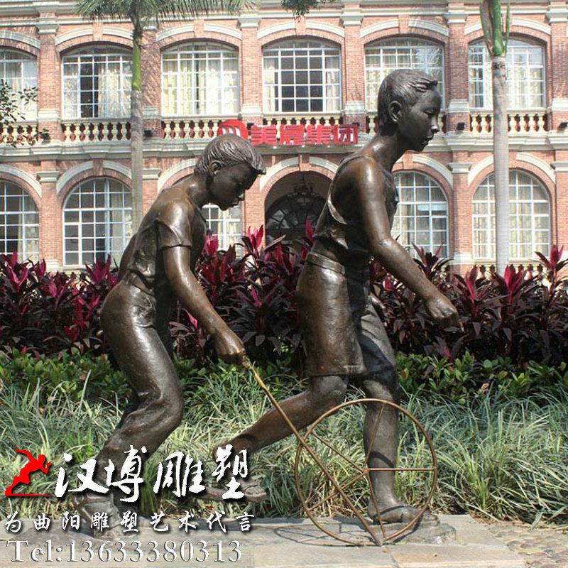 小孩玩耍雕塑,滚铁圈雕像,玻璃钢铜雕