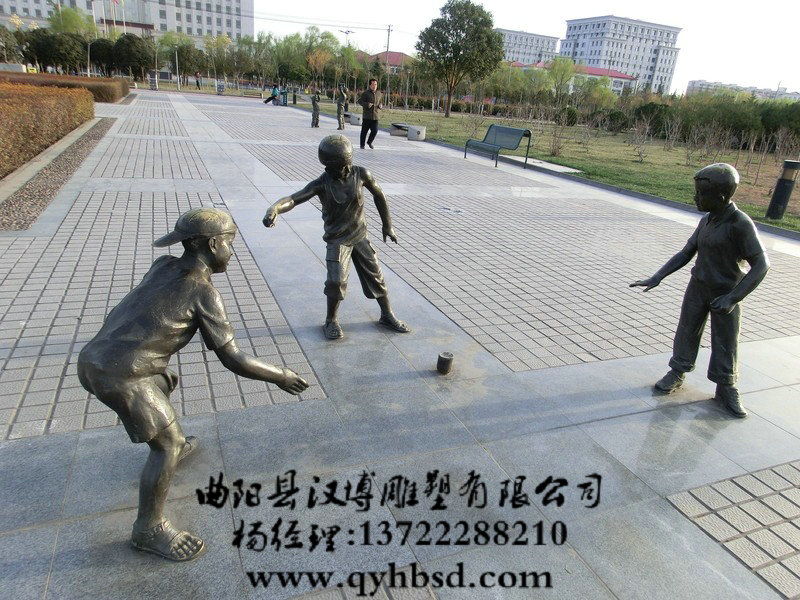 玻璃钢童趣人物雕塑,小孩打陀螺摆件